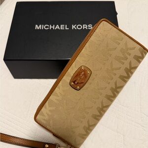 Michael Kors NWOT Tan Vintage Signature Wristlet Wallet 4x71/2 Includes Box